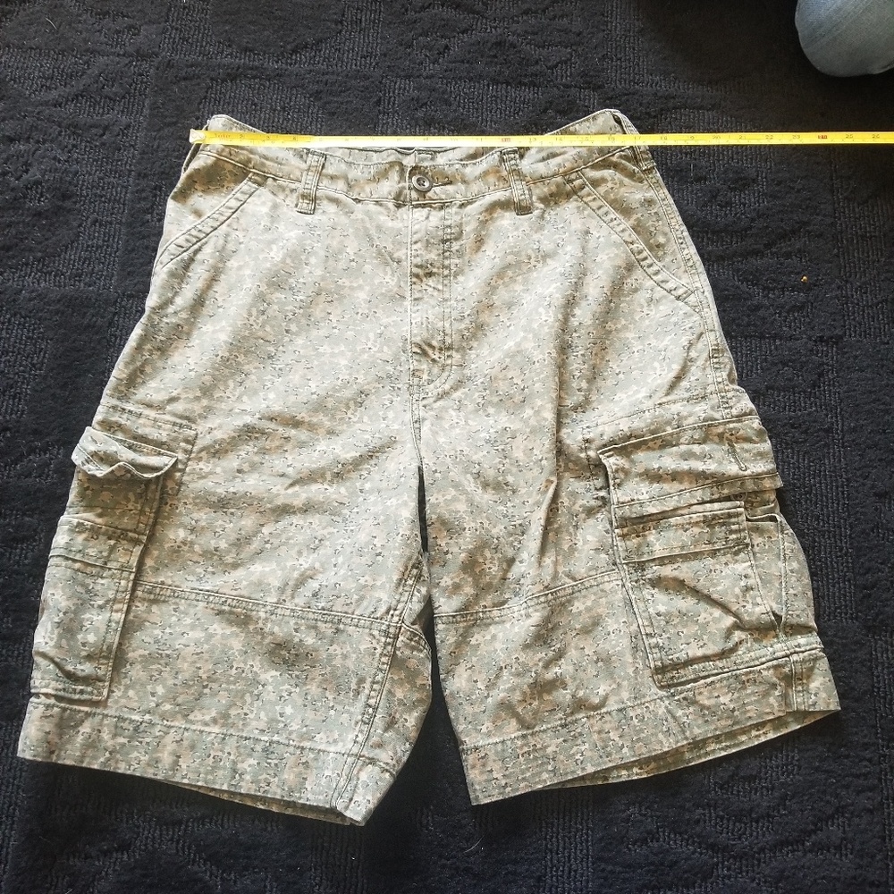 Levi's camo print cargo shorts
